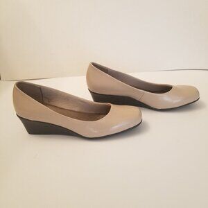 Life Stride Beige Leather Wedge with Black Heel   size 7.5